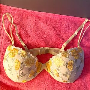 Ladies white Floral Bra with beautiful yellow flowering